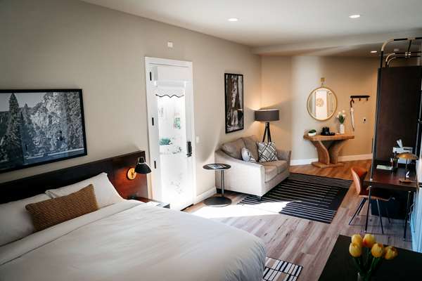 Suite - Gateway Hotel & Golf Bungalows Copperopolis