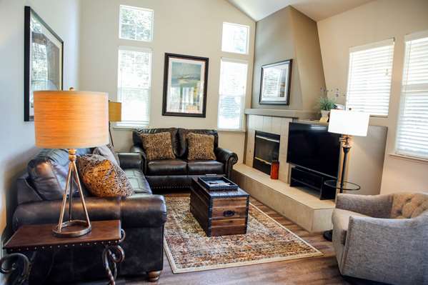 Suite - Gateway Hotel & Golf Bungalows Copperopolis