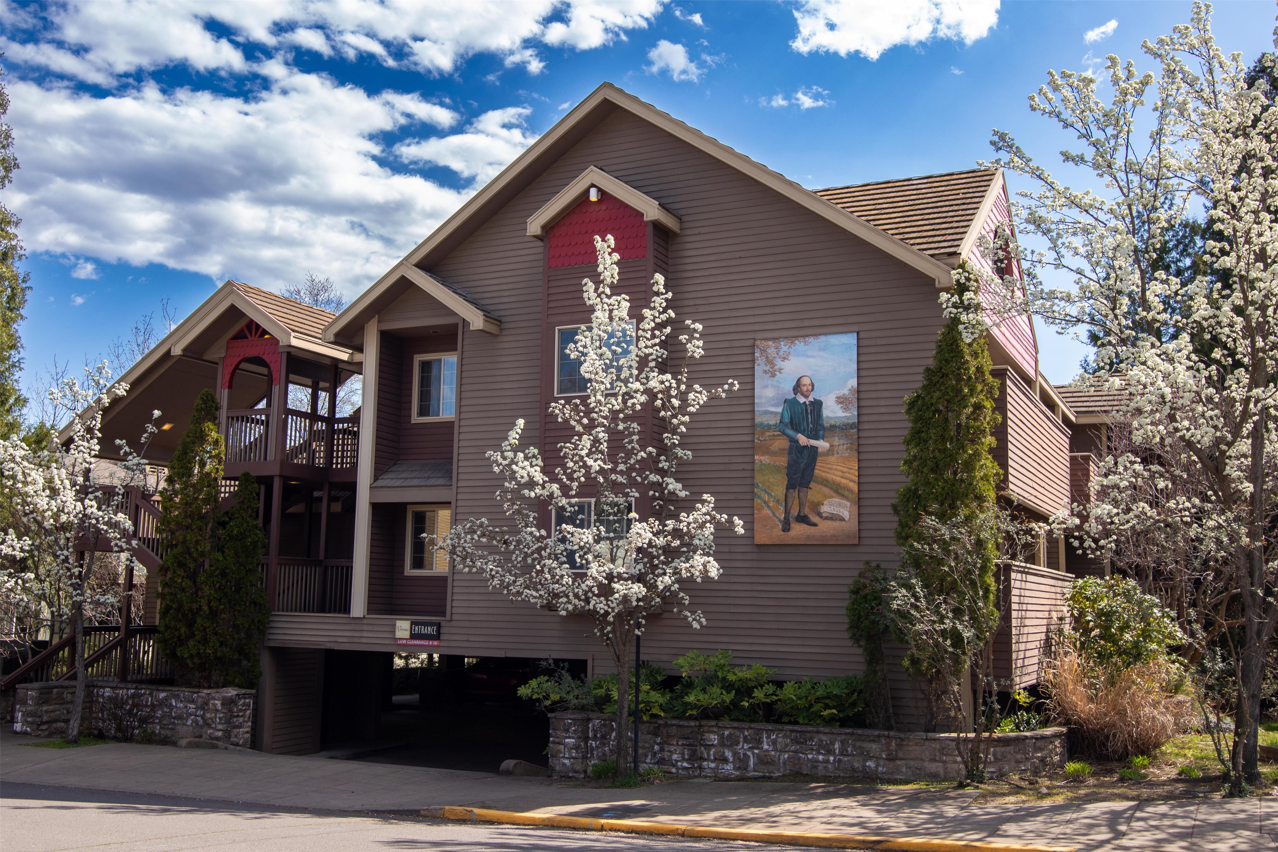 Bards Verona Exterior | The Bard's Inn, BW Signature Collection by Best Western