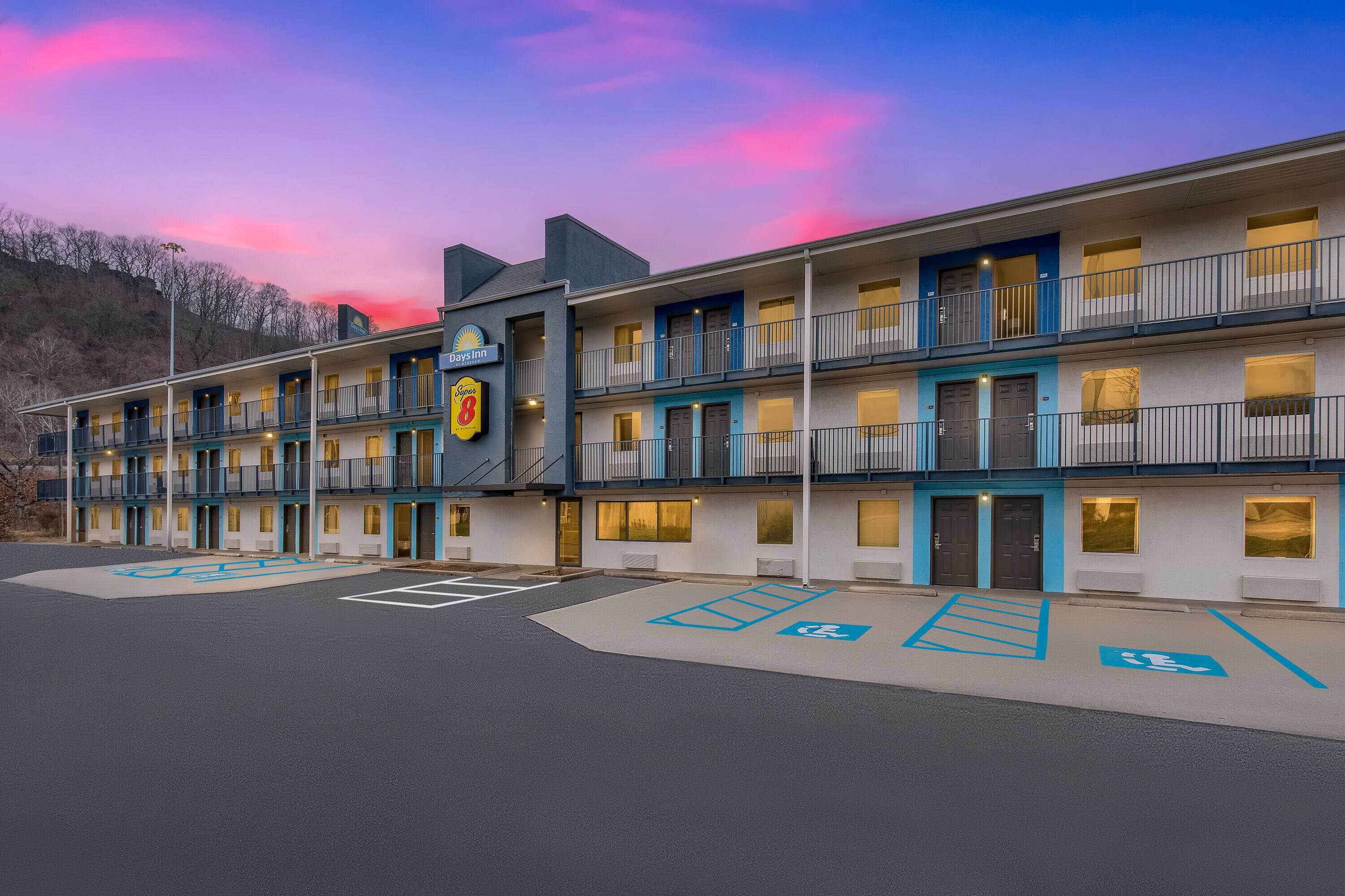 Exterior | Super 8 By Wyndham Charleston WV