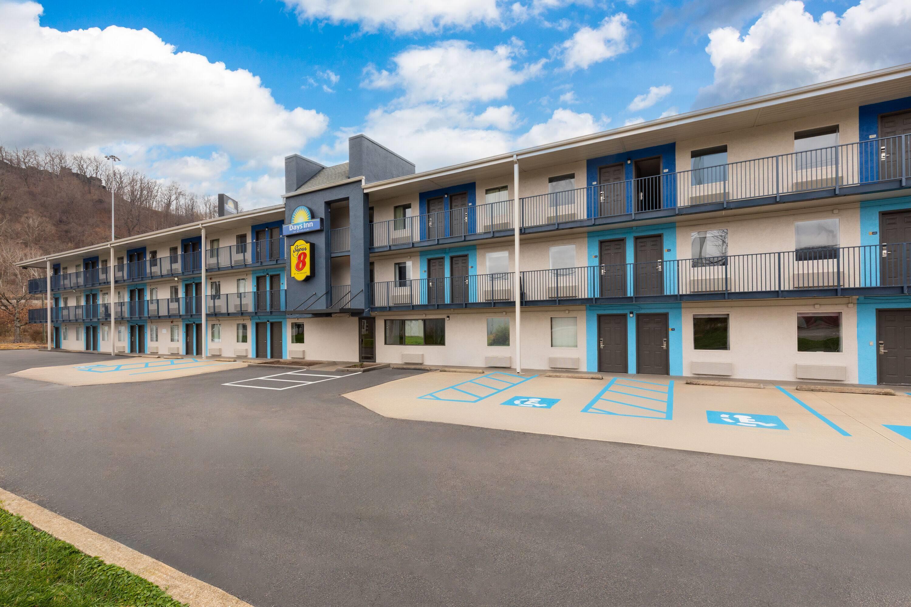 Exterior | Super 8 By Wyndham Charleston WV