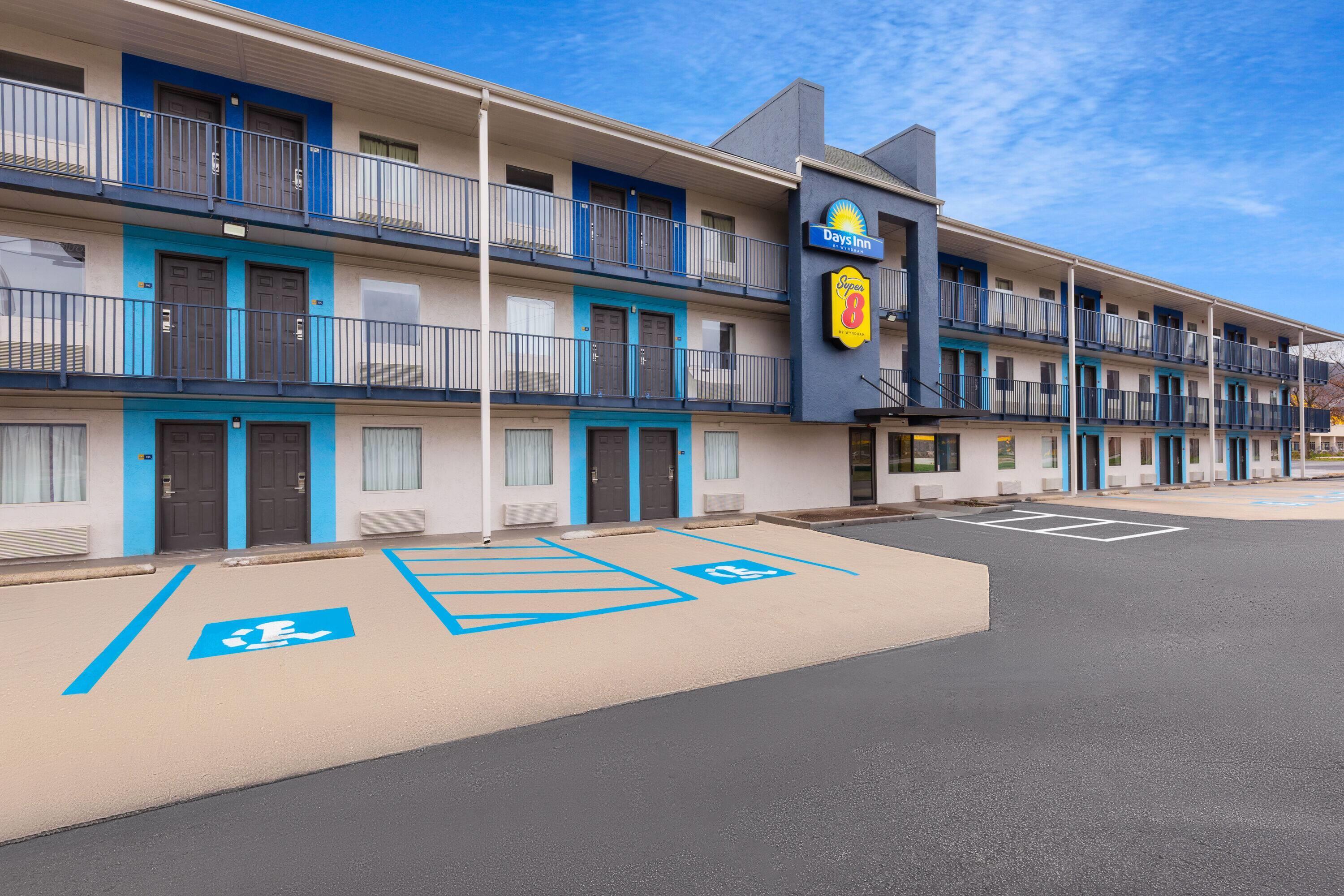 Exterior | Super 8 By Wyndham Charleston WV