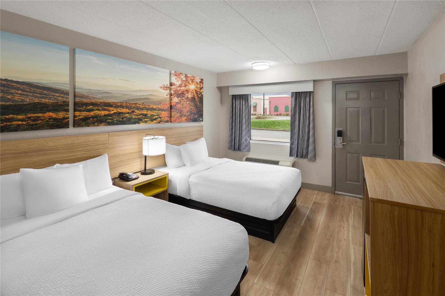 DAYS INN BY WYNDHAM CHARLESTON WV-guestroom-Guest Room,On-Site.jpg