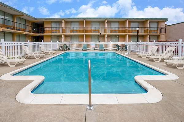 Pool - Ramada Hotel Rome