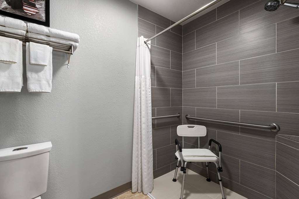 AMERICINN BY WYNDHAM WILLIAMSBURG-guestroom-Guest Room,Bathroom,Shower,Accessibility,On-Site.jpg