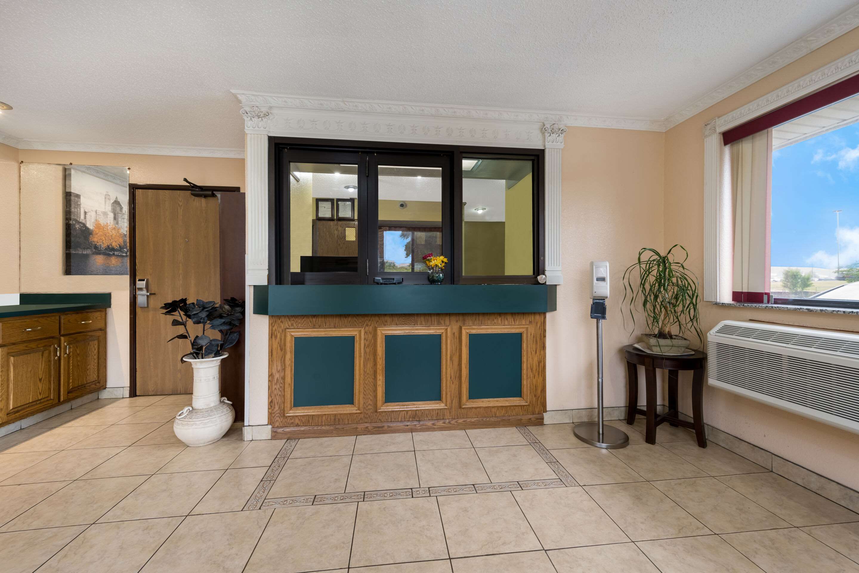Front desk | Econo Lodge Spotsylvania Town Center