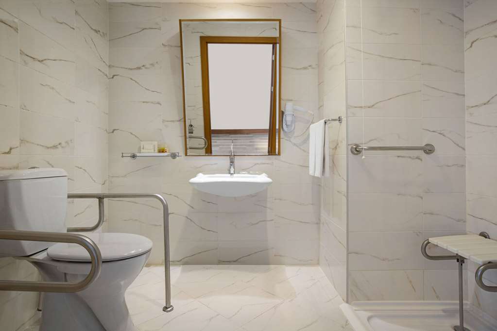 WYNDHAM GARDEN LARA-guestroom-Guest Room,Bathroom,Shower,Accessibility,On-Site.jpg