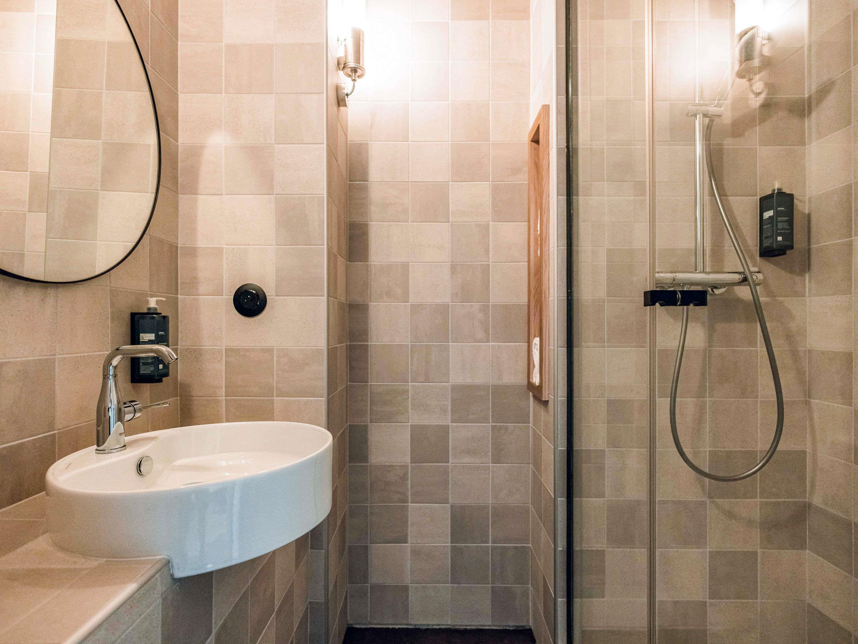 ibis Styles La Rochelle Centre Gare Room Type - Standard room - 2 single beds and one single bed