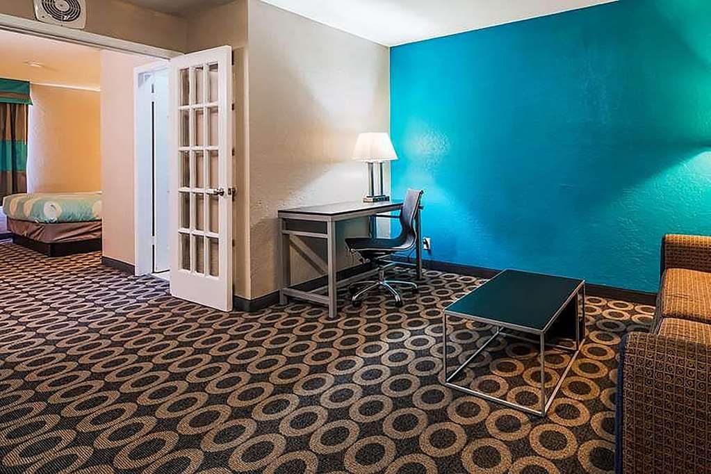 Travelodge by Wyndham Downtown NE