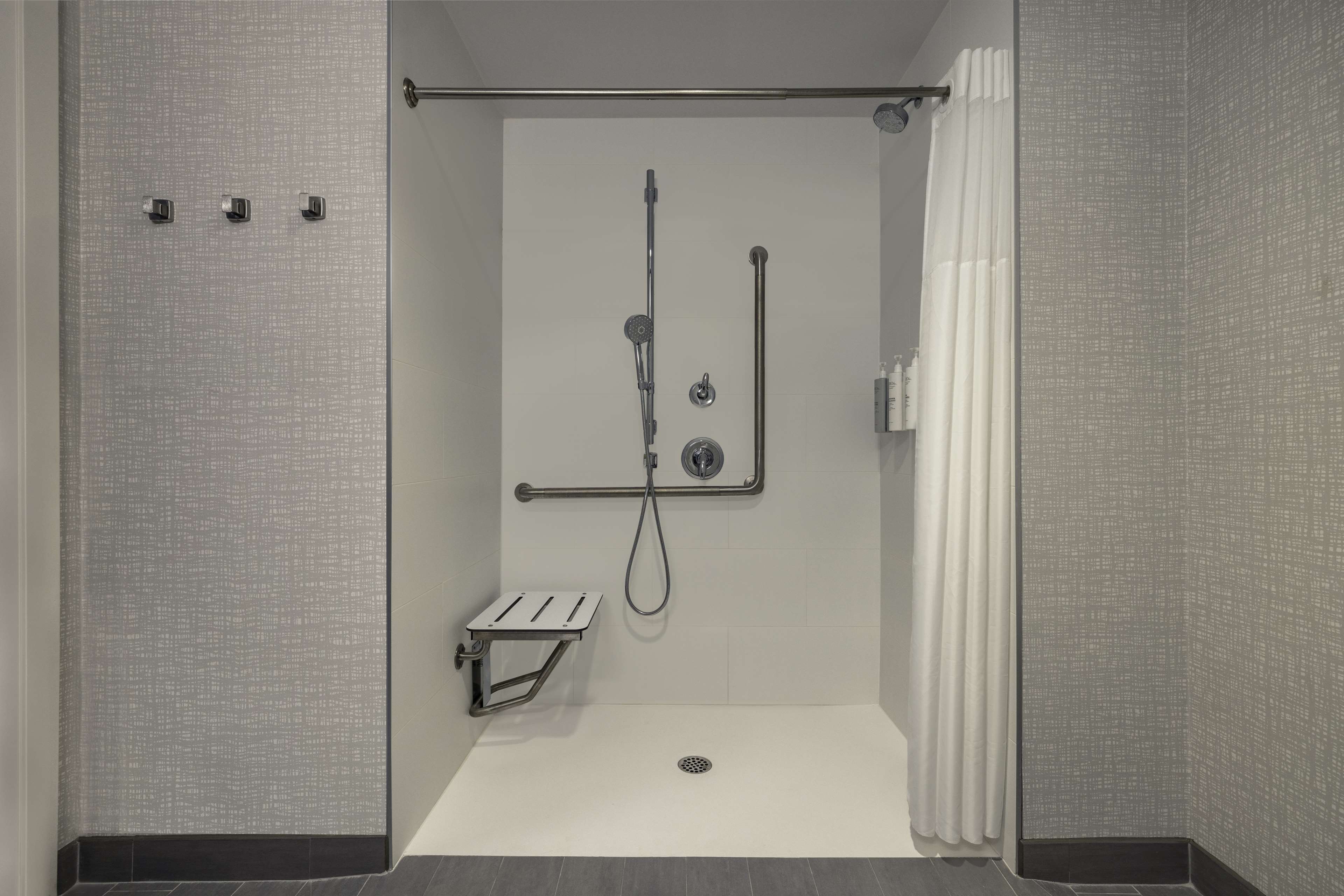 Hampton Inn by Hilton Midland Room Type - 1 KNG ACC ROLLIN SHWR