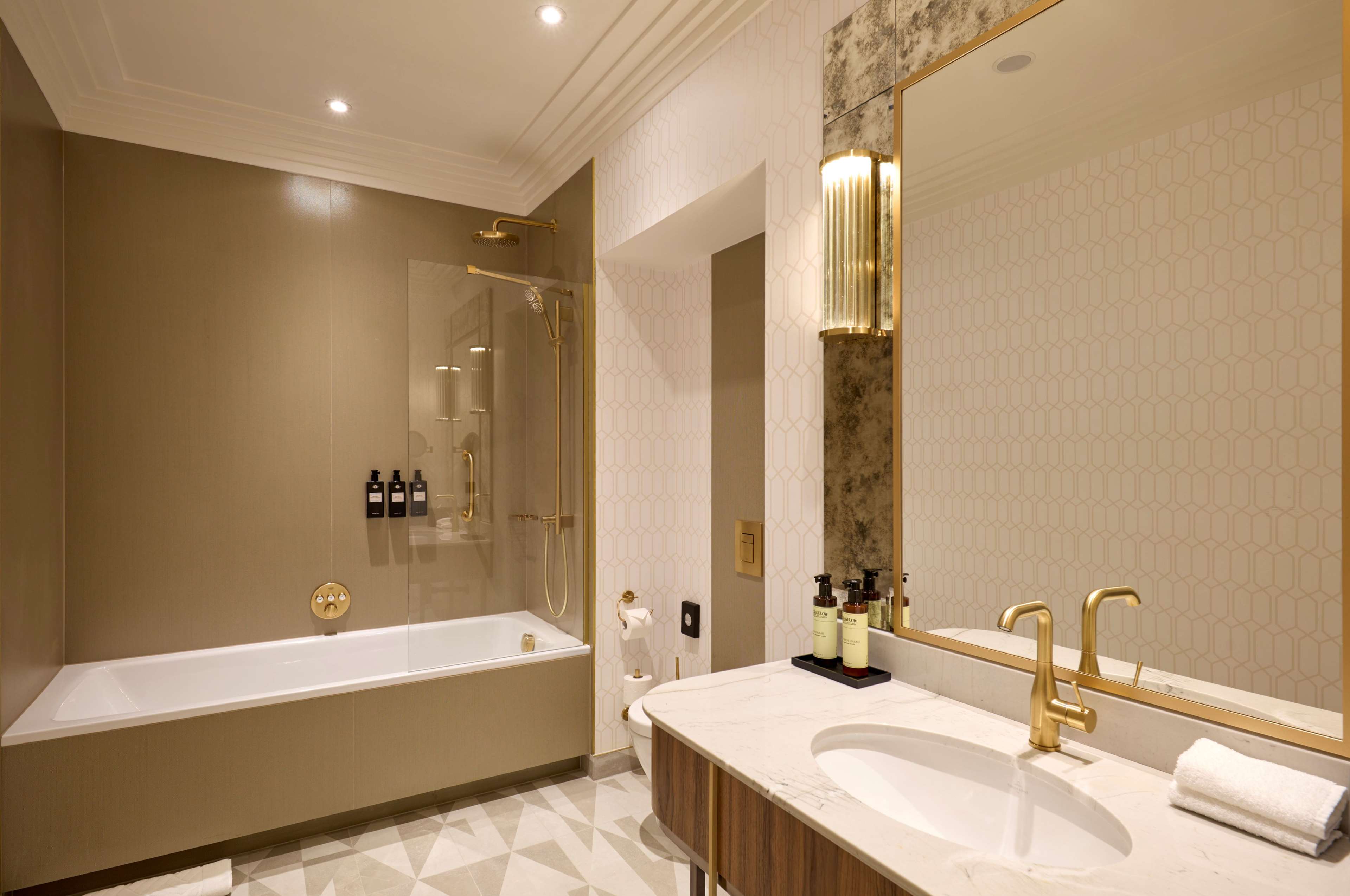 Hotel Saski Krakow, Curio collection by Hilton Room Type - KING DELUXE OLD TOWN ROOM