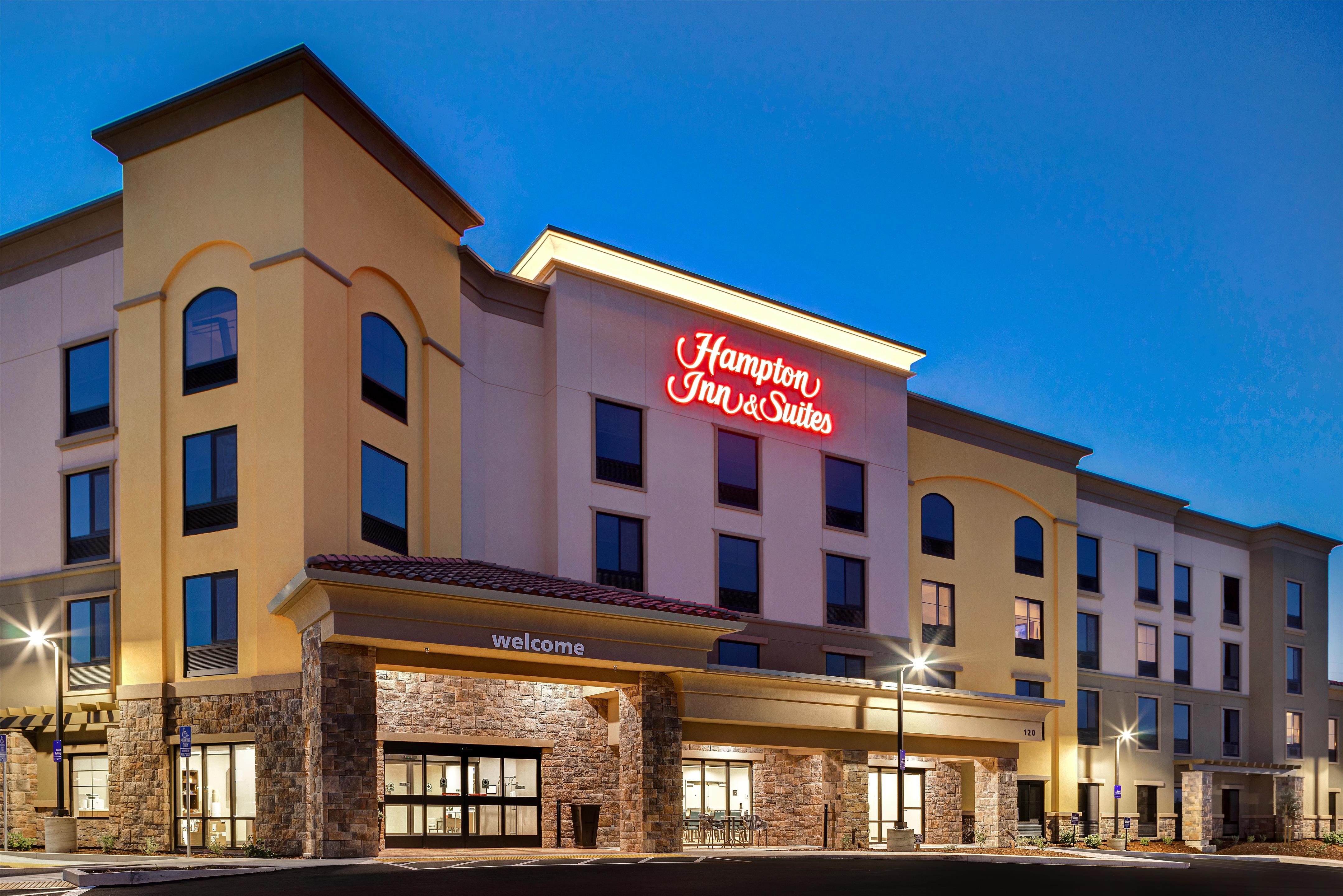 Exterior | Hampton Inn & Suites Marina