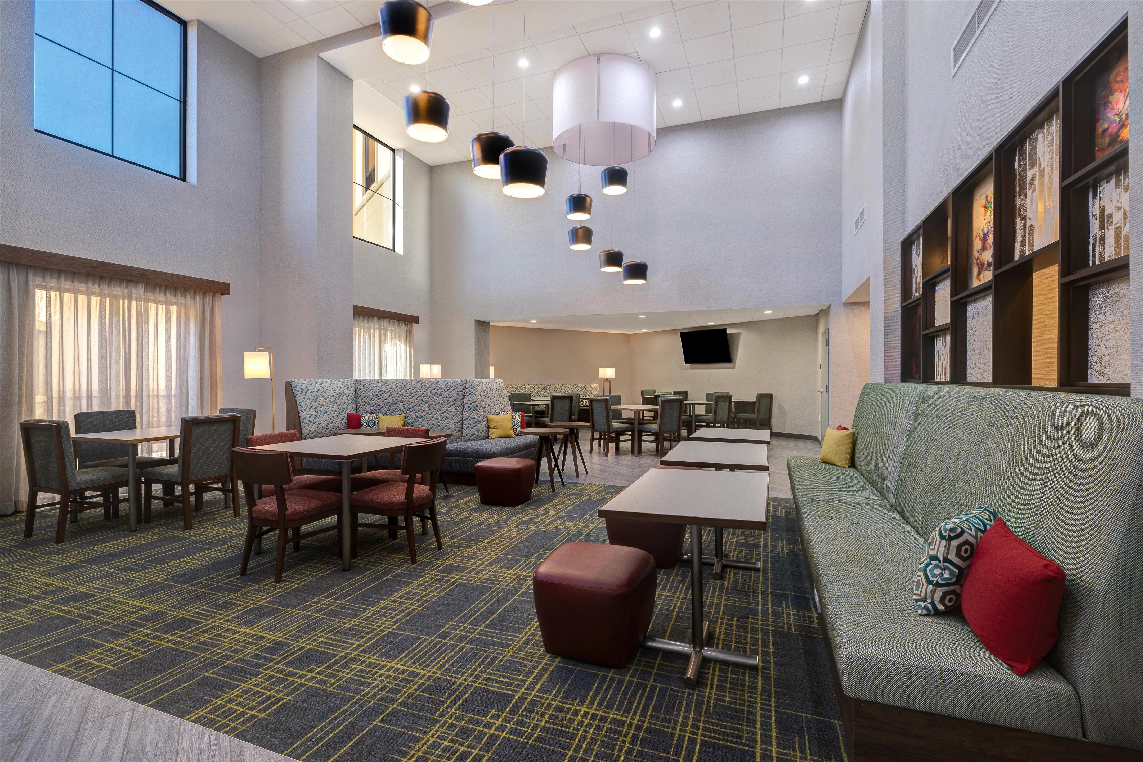 Lobby | Hampton Inn & Suites Marina