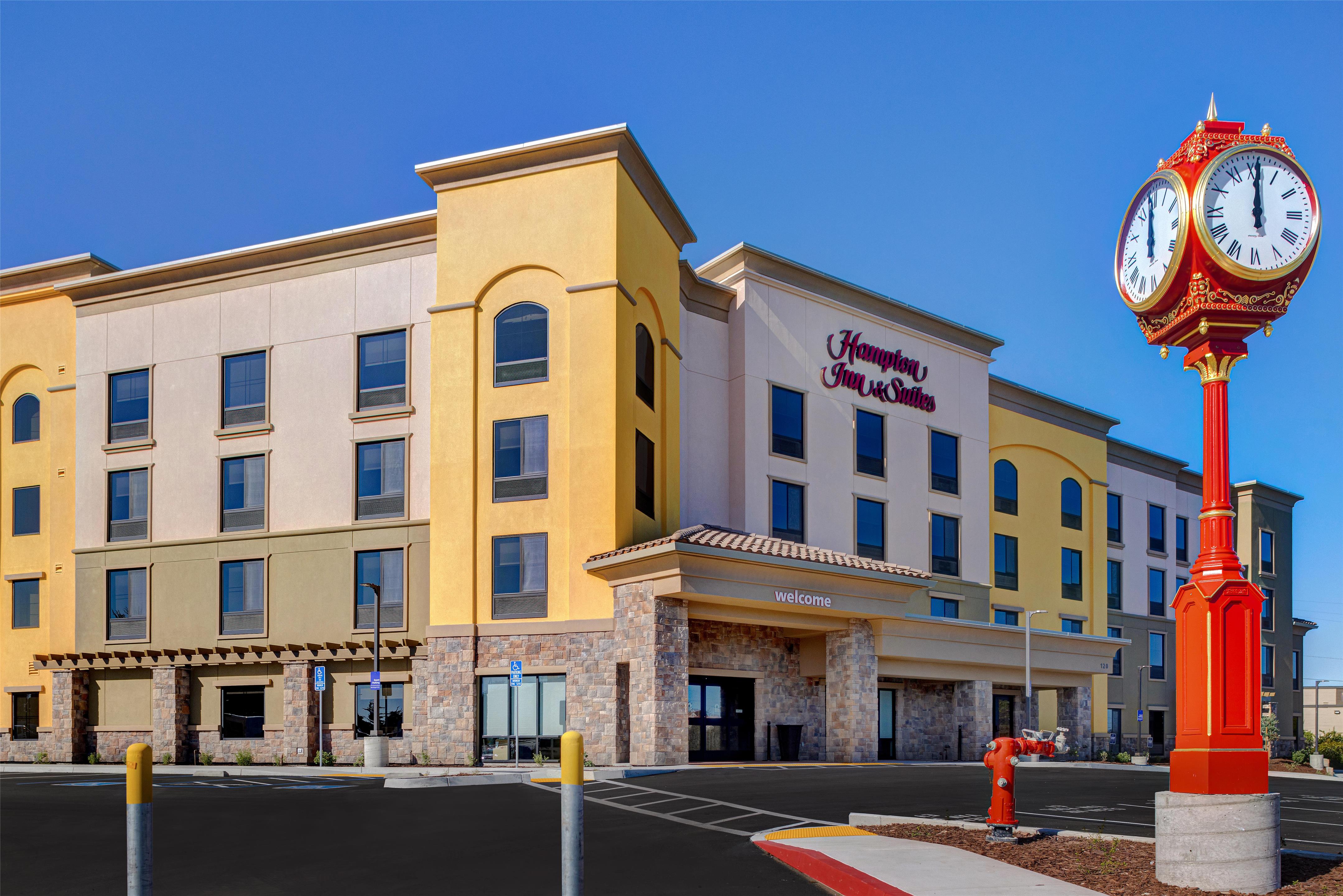Exterior | Hampton Inn & Suites Marina