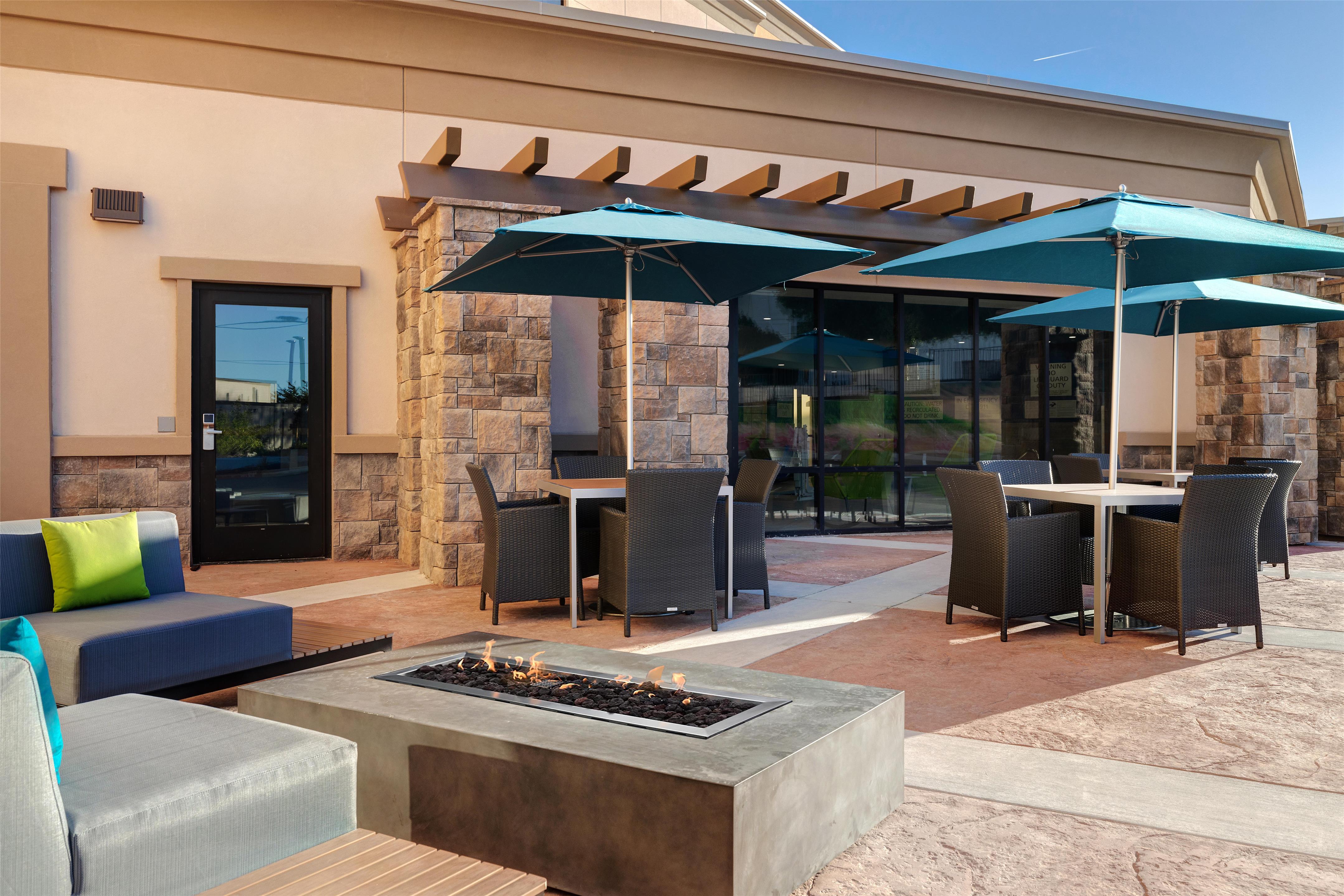 Exterior | Hampton Inn & Suites Marina
