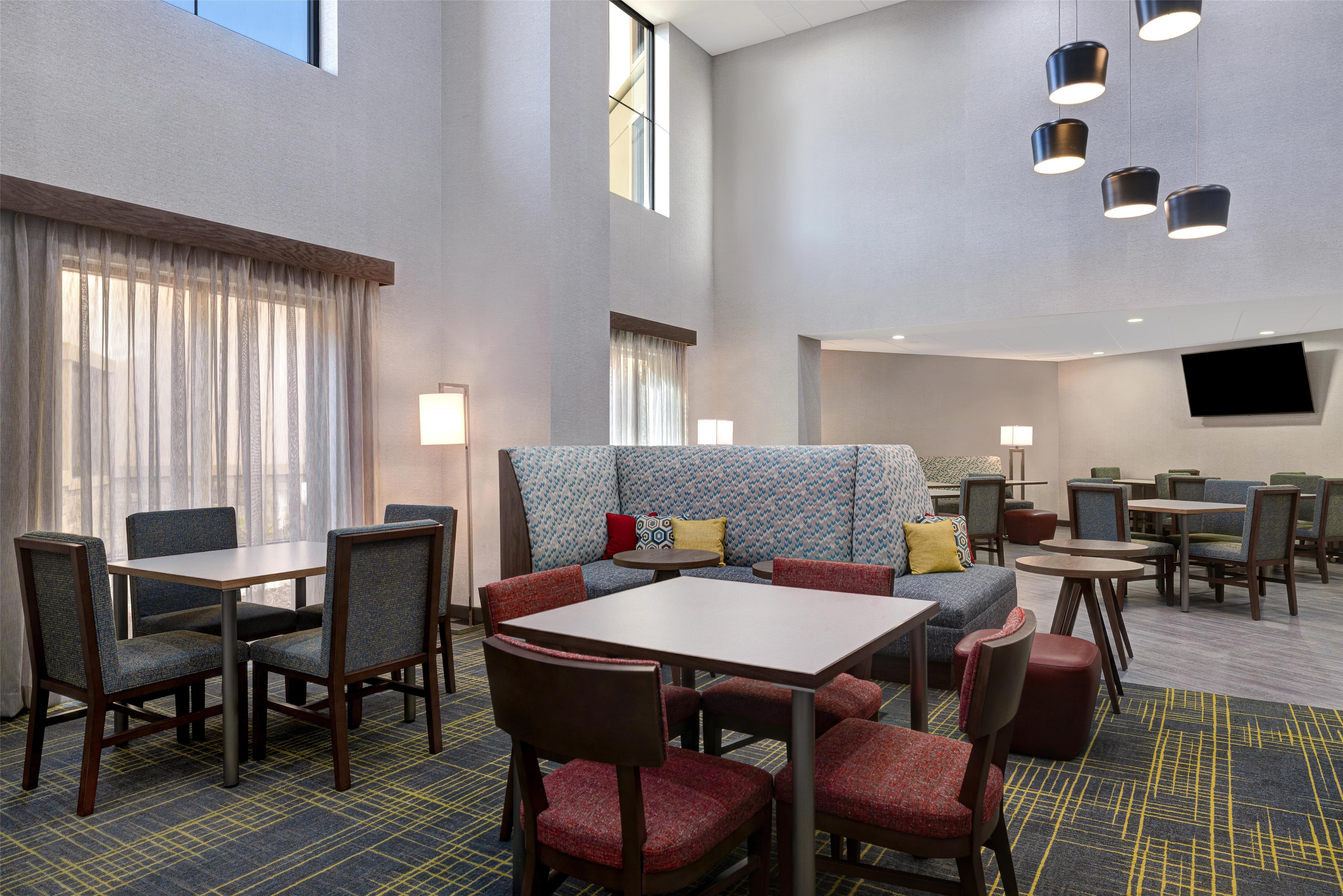 Lobby | Hampton Inn & Suites Marina
