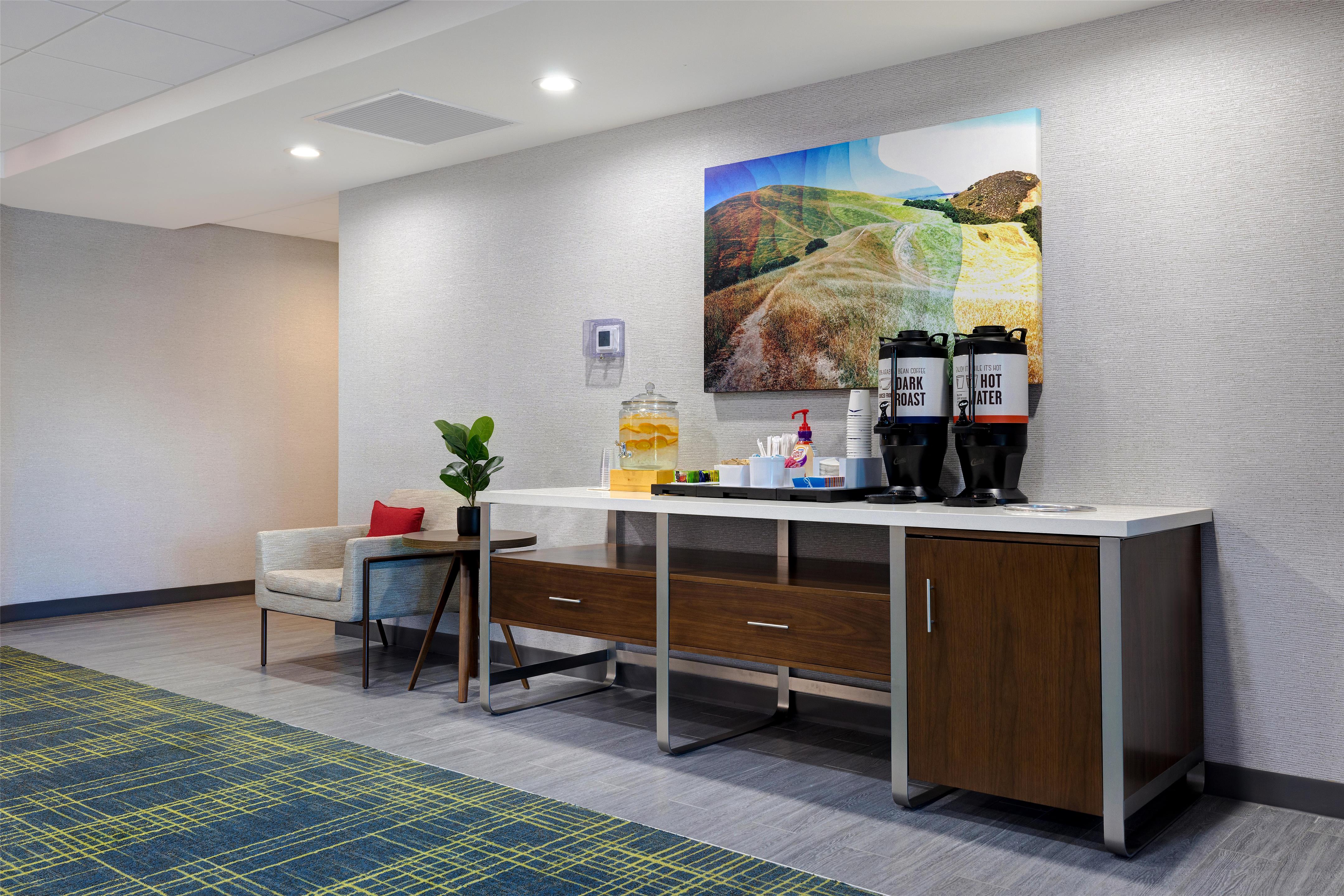 Lobby | Hampton Inn & Suites Marina