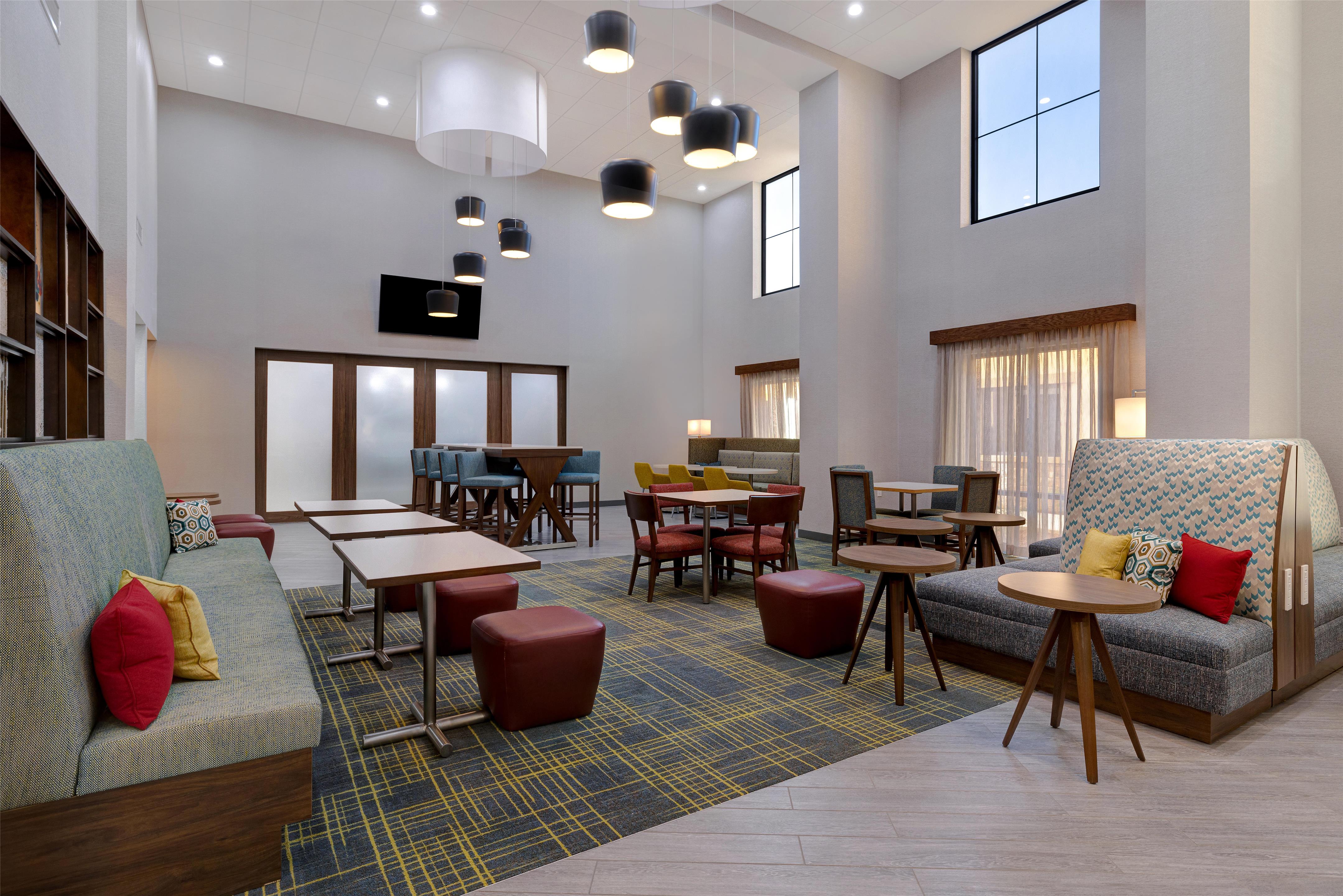Lobby | Hampton Inn & Suites Marina