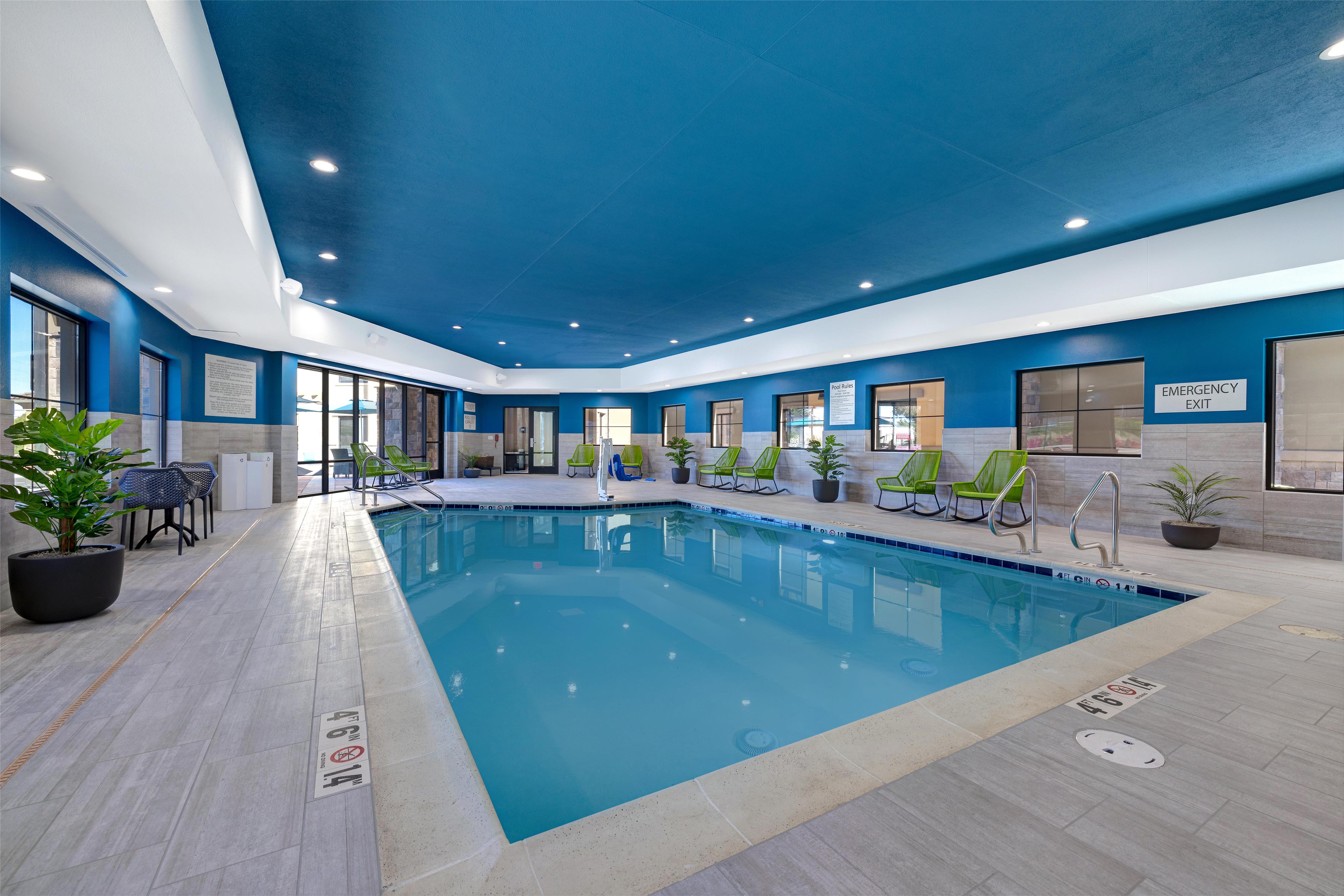 Pool | Hampton Inn & Suites Marina