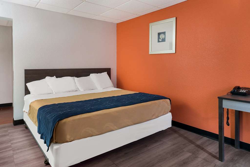 RODEWAY INN HARLAN-guestroom-Guest Room,On-Site.jpg