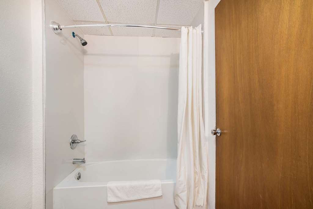 RODEWAY INN HARLAN-guestroom-Guest Room,Bathroom,On-Site.jpg