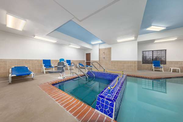 Pool - Baymont Inn & Suites Pratt