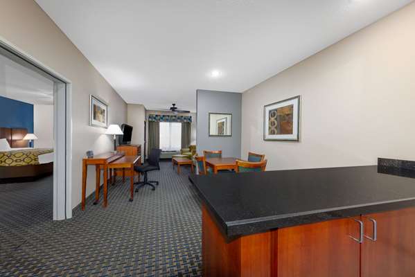 Suite - Baymont Inn & Suites Pratt