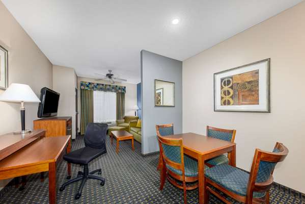 Suite - Baymont Inn & Suites Pratt