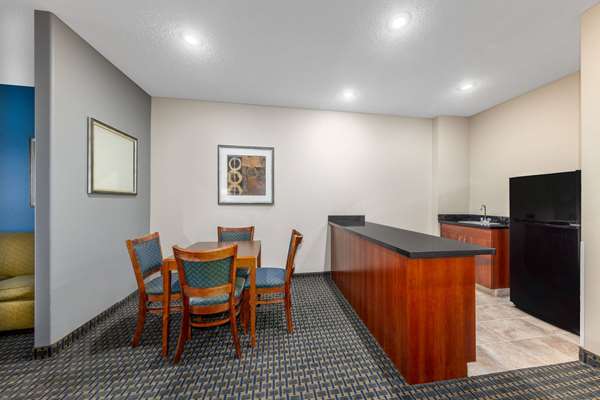 Suite - Baymont Inn & Suites Pratt