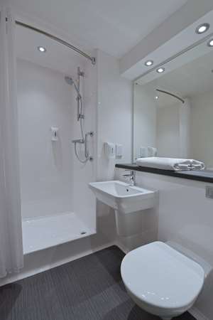 TRAVELODGE WALTON ON THAMES CENTRAL-guestroom-Guest Room,Bathroom,On-Site.jpg