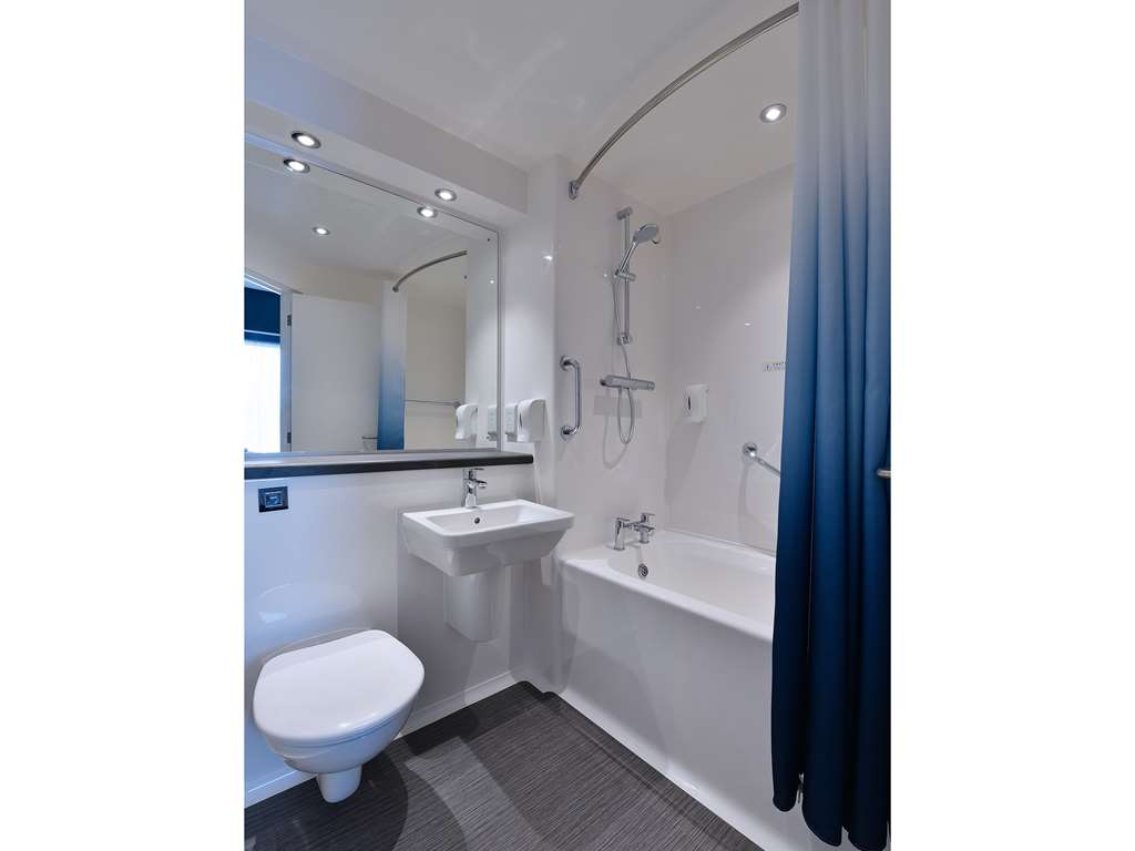 TRAVELODGE HEXHAM-guestroom-Guest Room,Bathroom,On-Site.jpg
