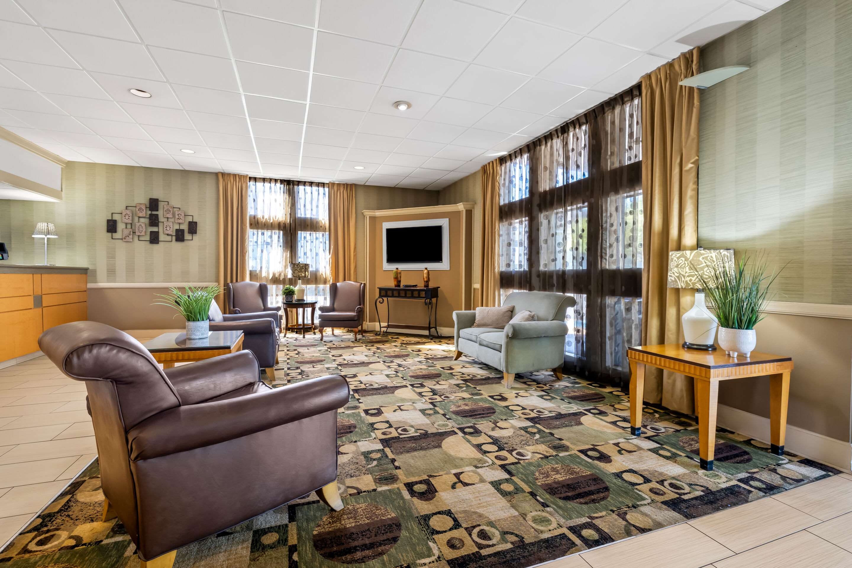 Lobby with sitting area | Quality Inn Morgan City