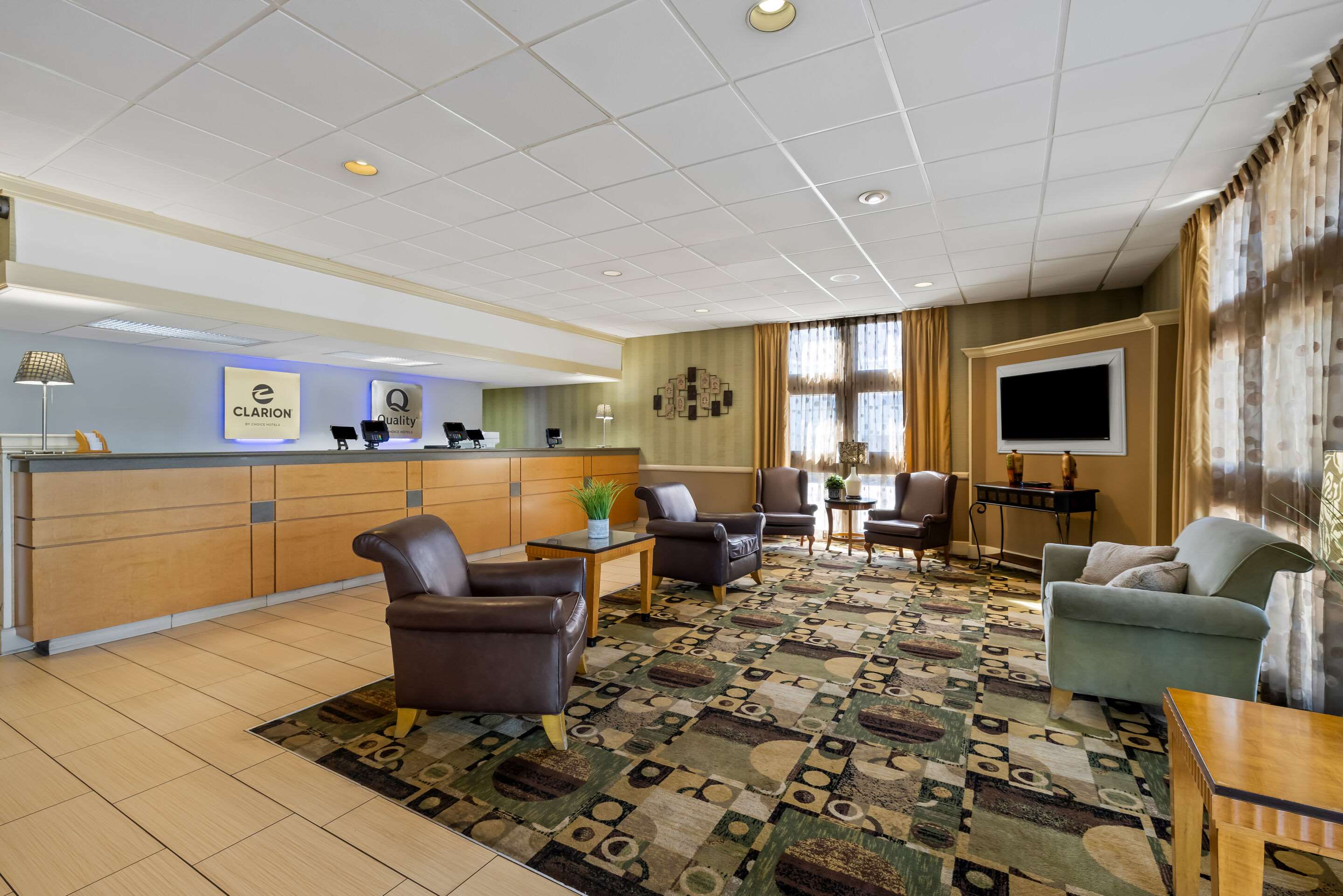 Spacious lobby with sitting area | Quality Inn Morgan City