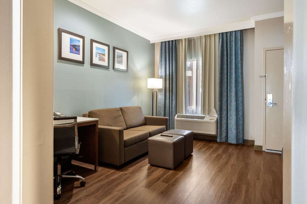 MAINSTAY SUITES ORANGE COUNTY JOHN-guestroom-Guest Room,Suite,On-Site.jpg