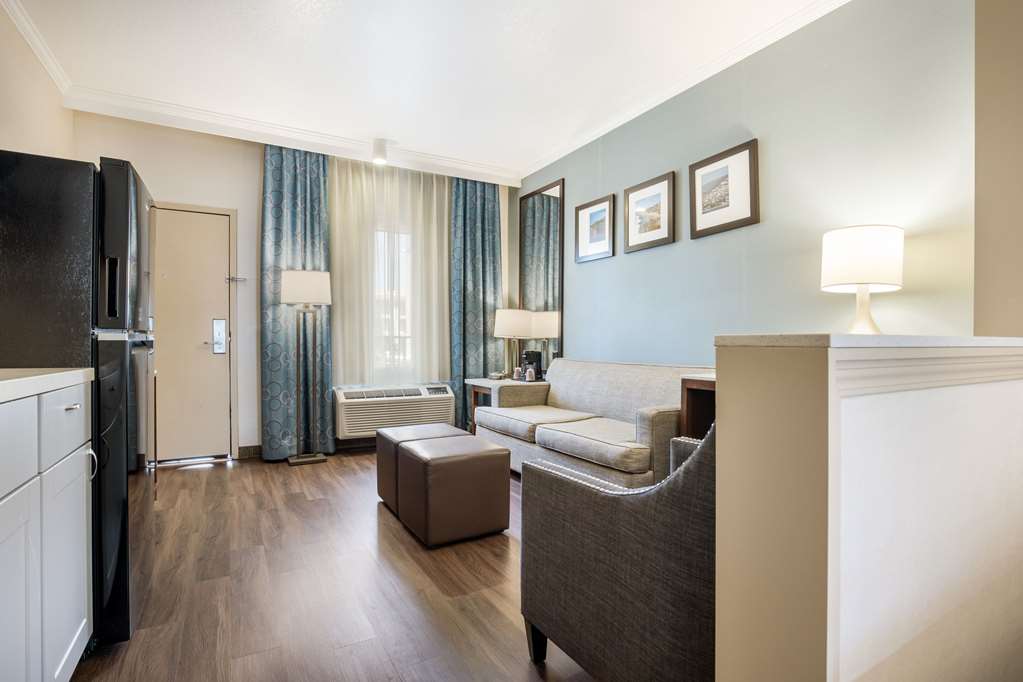 MAINSTAY SUITES ORANGE COUNTY JOHN-guestroom-Guest Room,On-Site.jpg