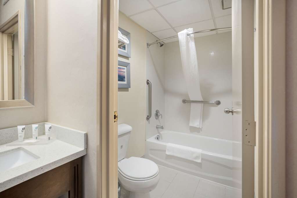 MAINSTAY SUITES ORANGE COUNTY JOHN-guestroom-Guest Room,Bathroom,On-Site.jpg