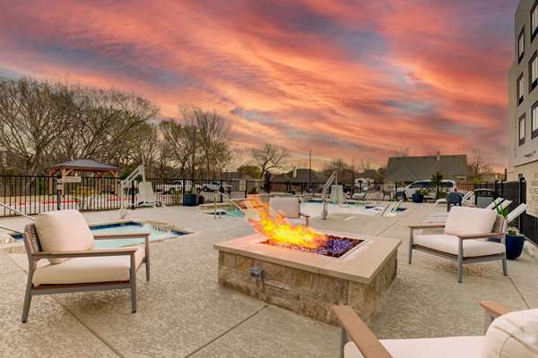 Pool - Hampton Inn & Suites Weatherford