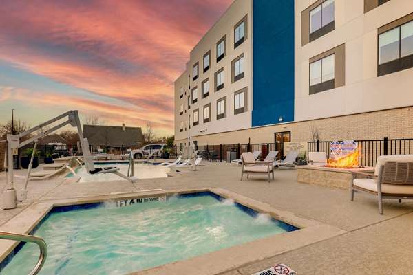 Pool - Hampton Inn & Suites Weatherford