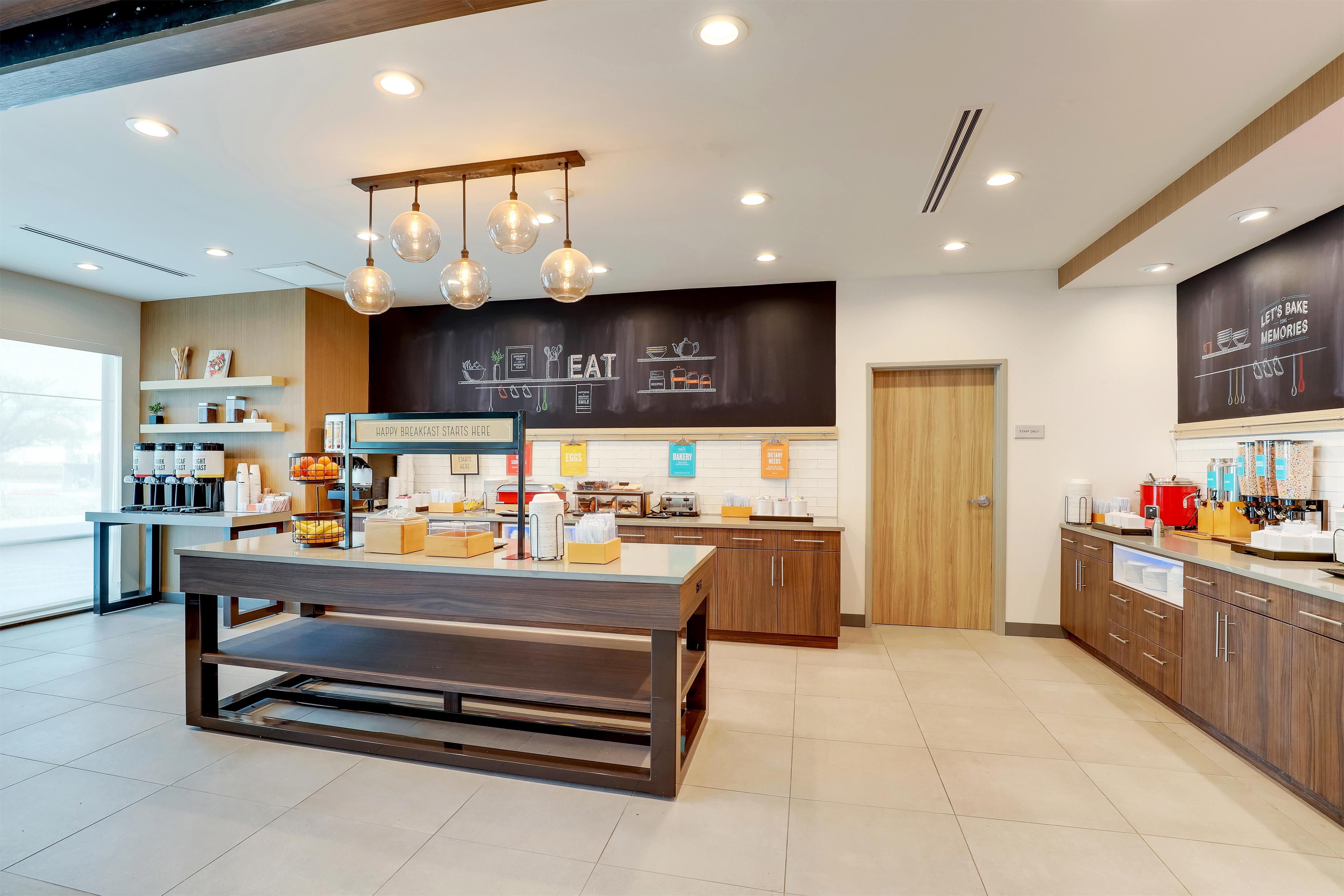 Breakfast Area | Hampton Inn & Suites Weatherford