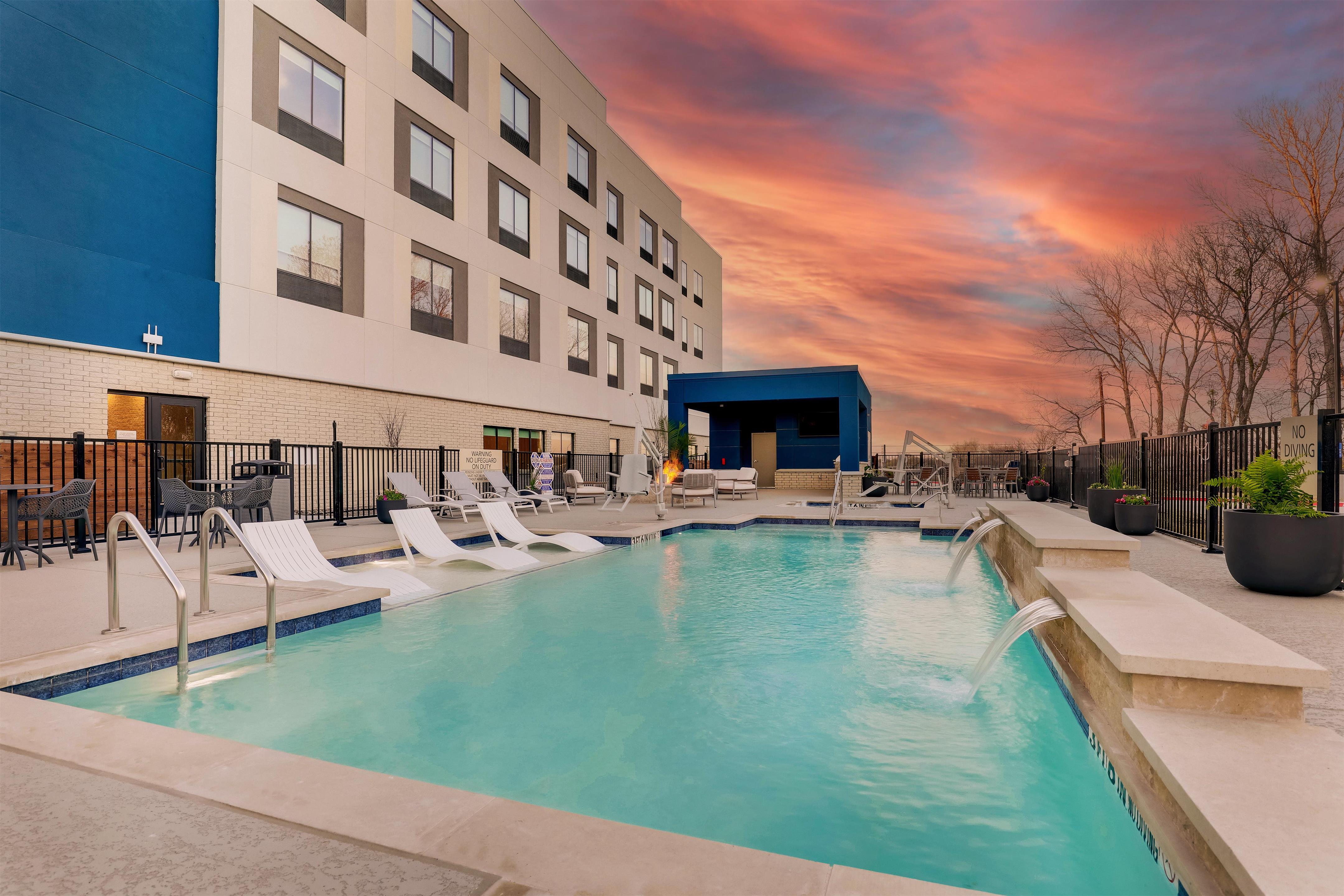 Pool | Hampton Inn & Suites Weatherford