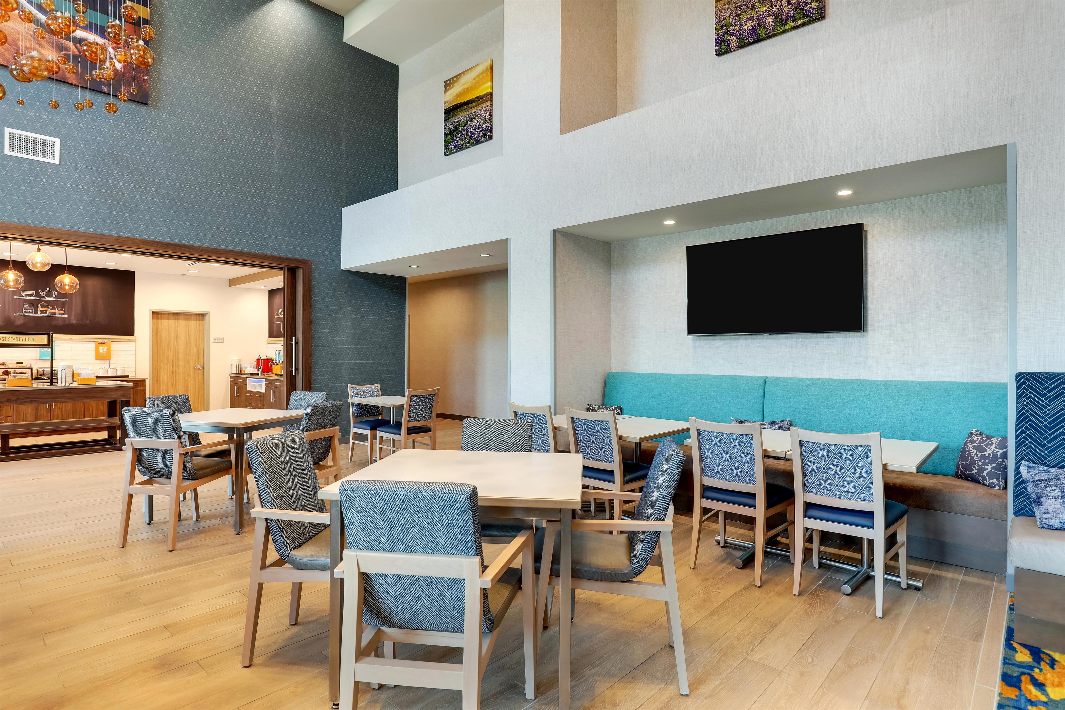 Breakfast Area | Hampton Inn & Suites Weatherford