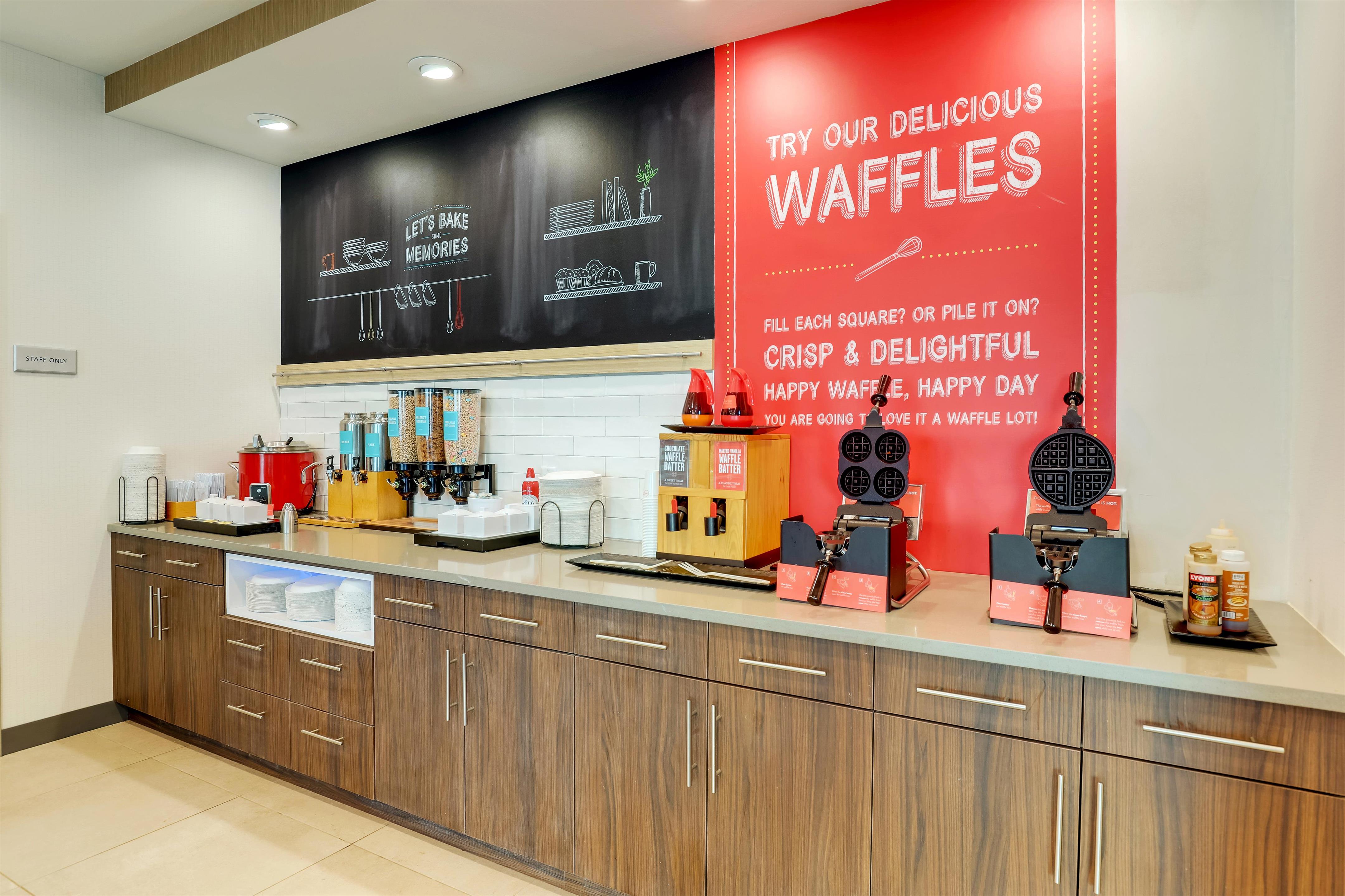 Breakfast Area | Hampton Inn & Suites Weatherford