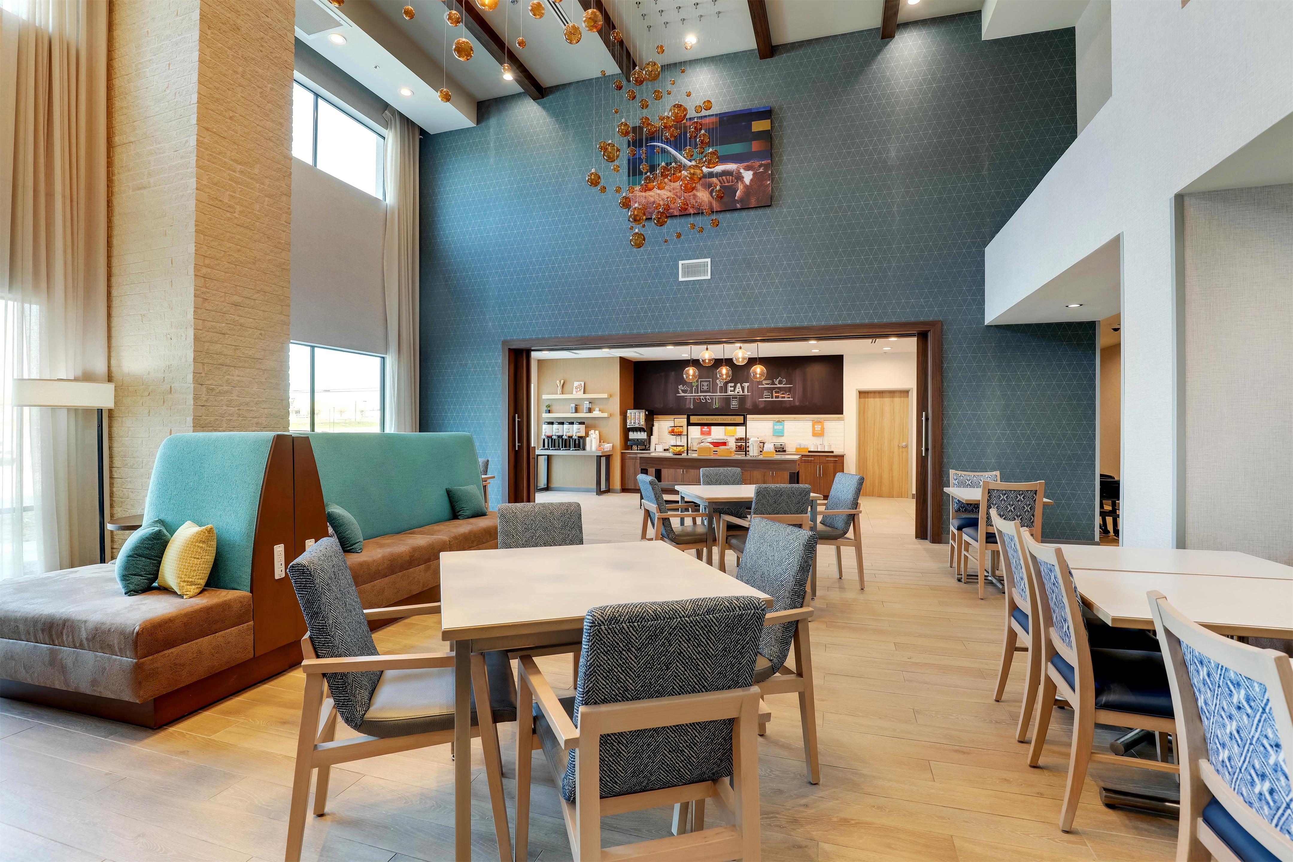 Breakfast Area | Hampton Inn & Suites Weatherford