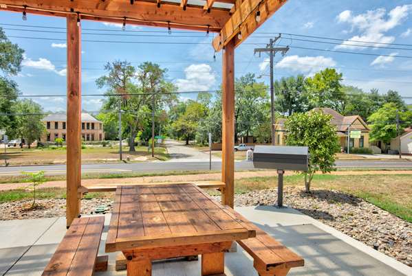  - Super 8 Motel Palestine