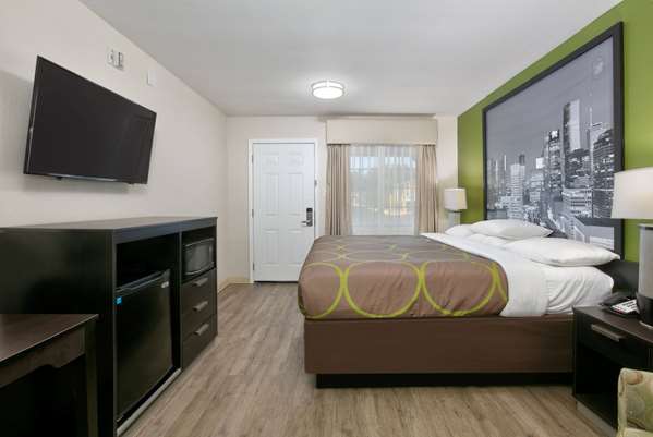  - Super 8 Motel Palestine