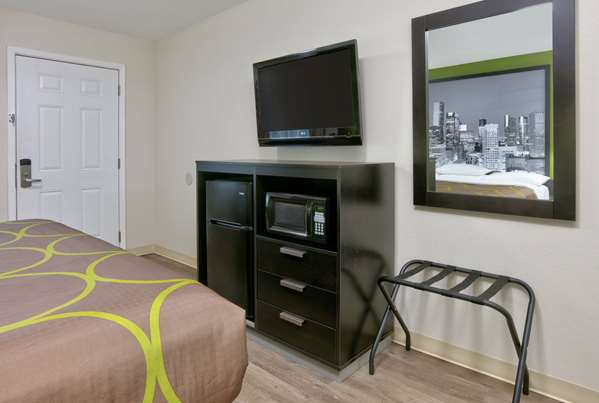  - Super 8 Motel Palestine