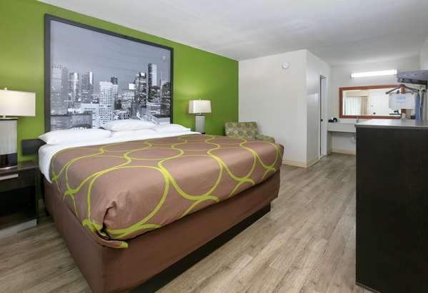  - Super 8 Motel Palestine