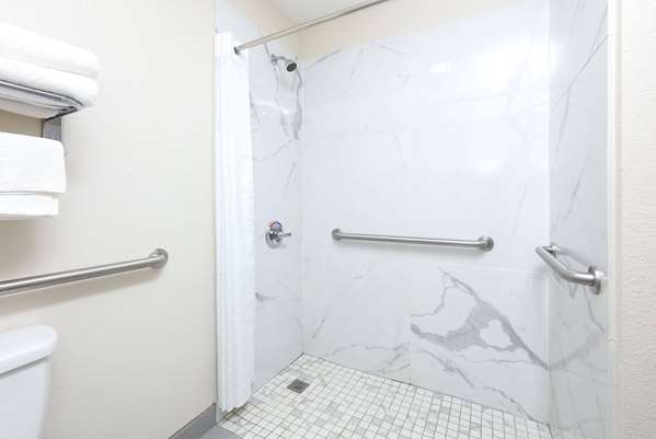  - Super 8 Motel Palestine