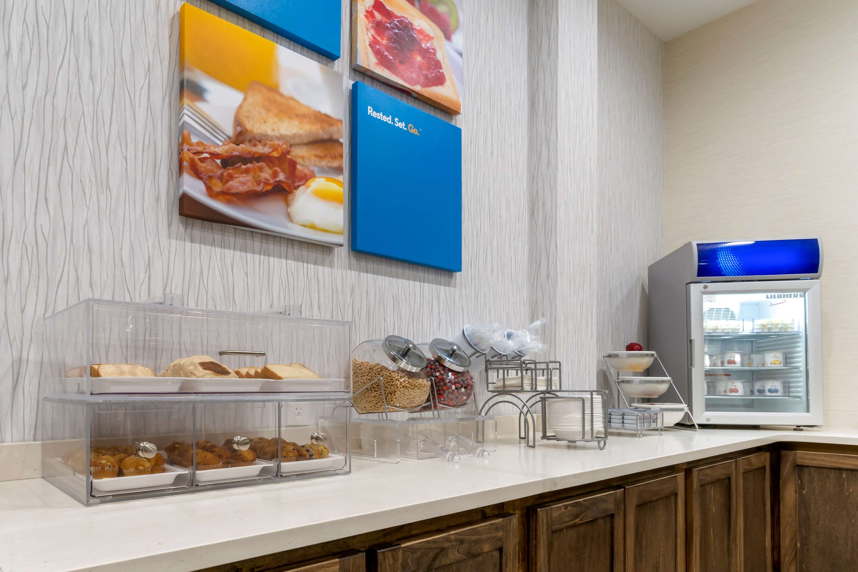 Breakfast counter | Comfort Suites Paducah Mall Area