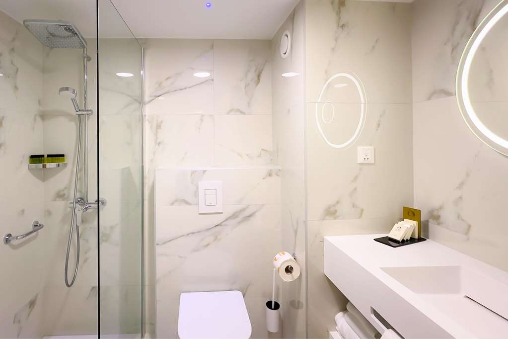 CAVO MARIS BEACH HOTEL-guestroom-Guest Room,Bathroom,On-Site.jpg